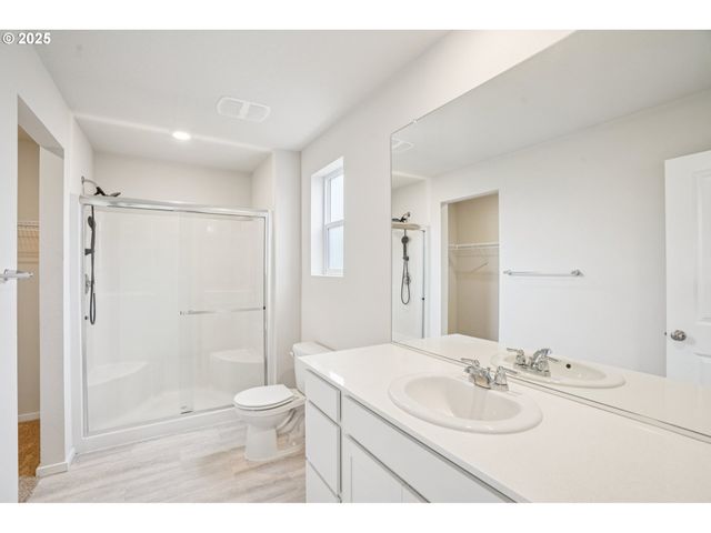 1302 W LARSEN Dr, La Center, WA 98629