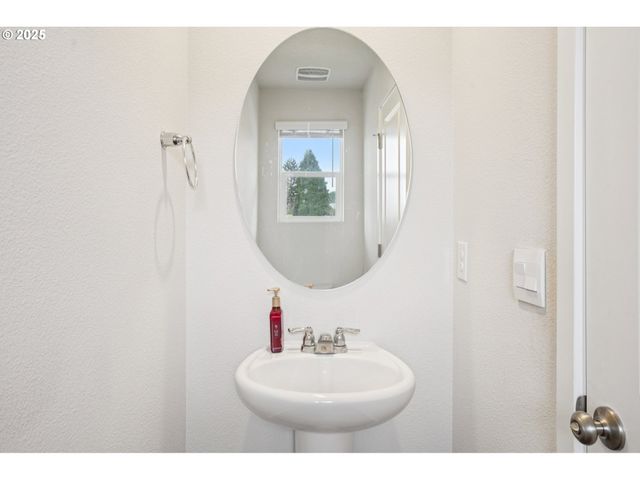 1302 W LARSEN Dr, La Center, WA 98629