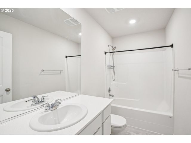 1302 W LARSEN Dr, La Center, WA 98629