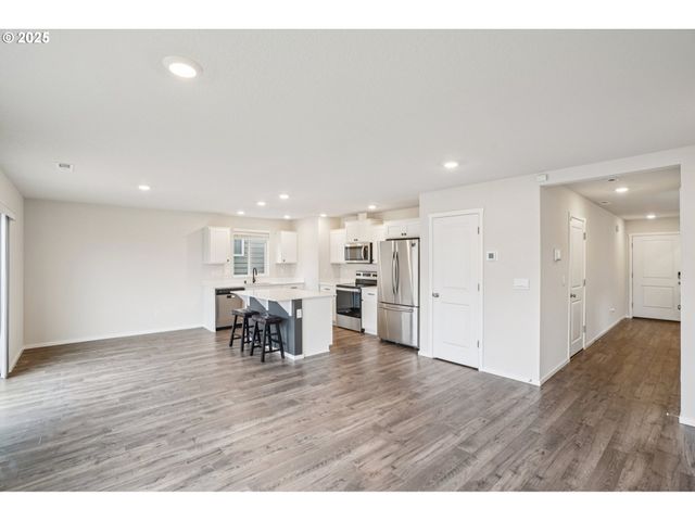 1302 W LARSEN Dr, La Center, WA 98629