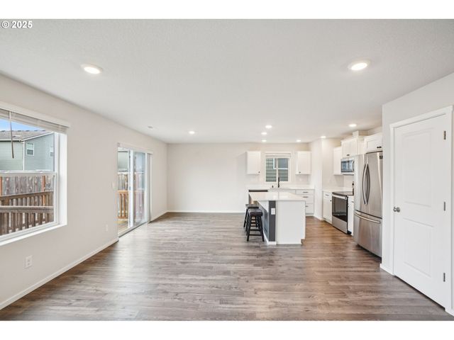 1302 W LARSEN Dr, La Center, WA 98629