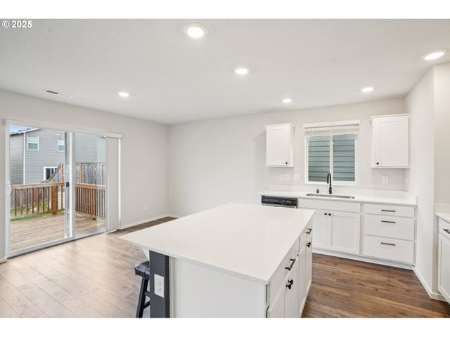 1302 W LARSEN Dr, La Center, WA 98629