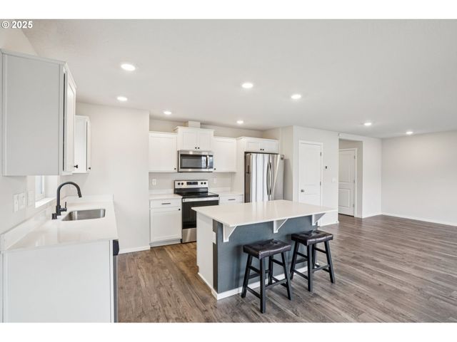 1302 W LARSEN Dr, La Center, WA 98629