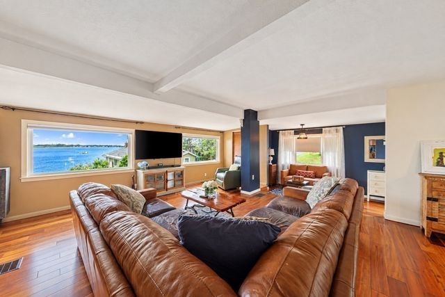 3 Pecksuot Rd, Weymouth, MA 02191