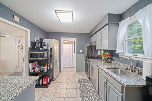 3 Pecksuot Rd, Weymouth, MA 02191