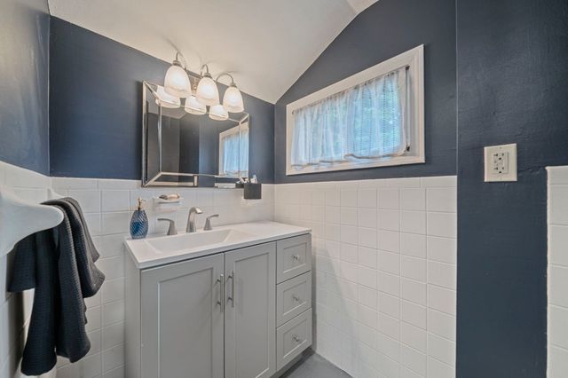 3 Pecksuot Rd, Weymouth, MA 02191