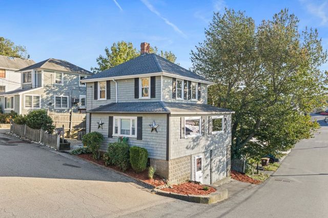 3 Pecksuot Rd, Weymouth, MA 02191