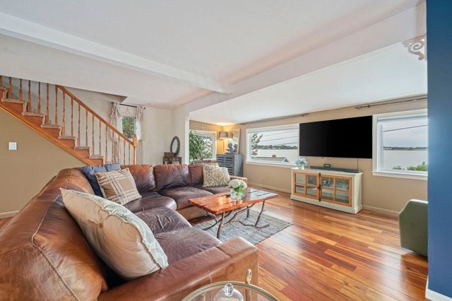 3 Pecksuot Rd, Weymouth, MA 02191
