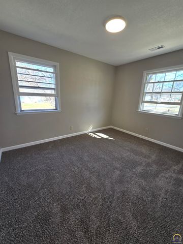 3100 SW 31st St, Topeka, KS 66614