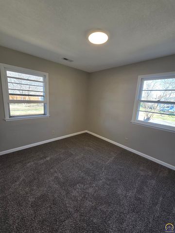 3100 SW 31st St, Topeka, KS 66614