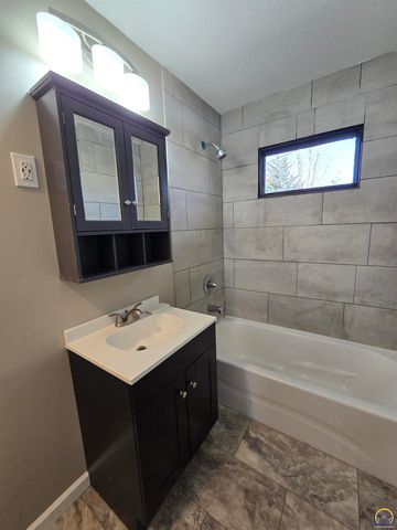 3100 SW 31st St, Topeka, KS 66614