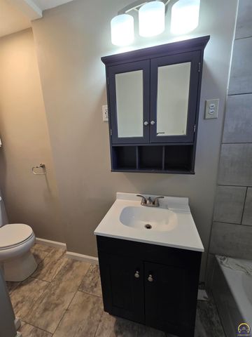 3100 SW 31st St, Topeka, KS 66614