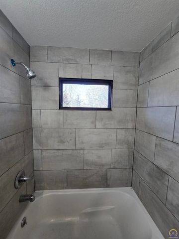 3100 SW 31st St, Topeka, KS 66614