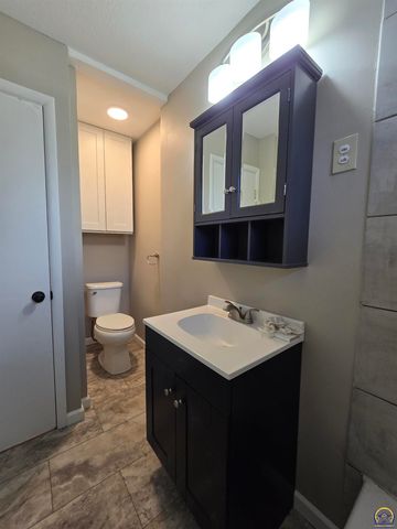 3100 SW 31st St, Topeka, KS 66614