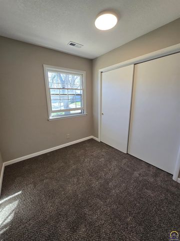 3100 SW 31st St, Topeka, KS 66614