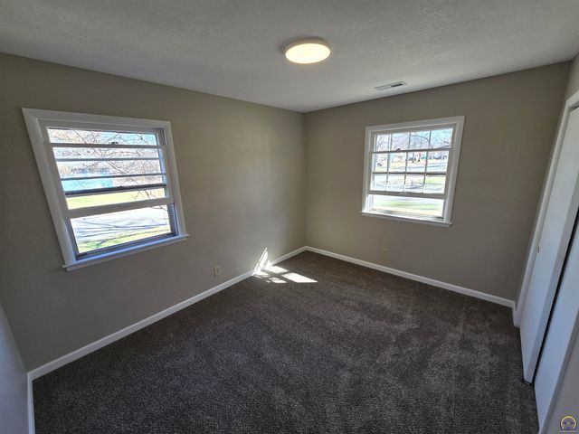 3100 SW 31st St, Topeka, KS 66614