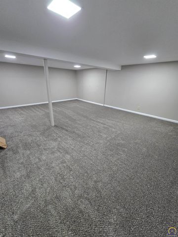 3100 SW 31st St, Topeka, KS 66614