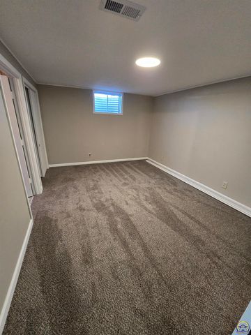 3100 SW 31st St, Topeka, KS 66614