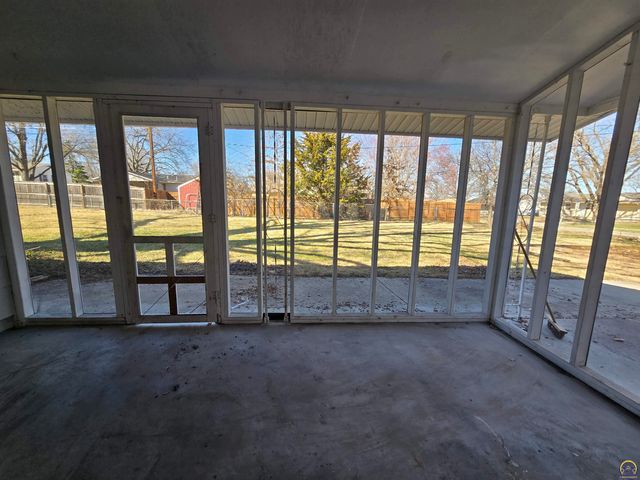 3100 SW 31st St, Topeka, KS 66614