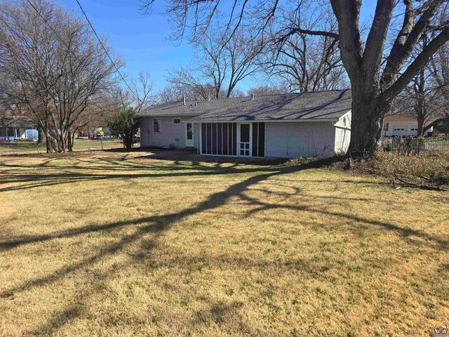 3100 SW 31st St, Topeka, KS 66614
