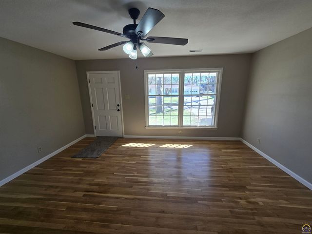 3100 SW 31st St, Topeka, KS 66614