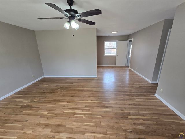 3100 SW 31st St, Topeka, KS 66614