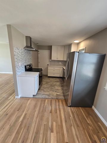 3100 SW 31st St, Topeka, KS 66614