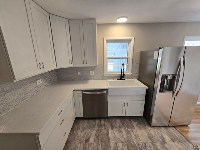 3100 SW 31st St, Topeka, KS 66614