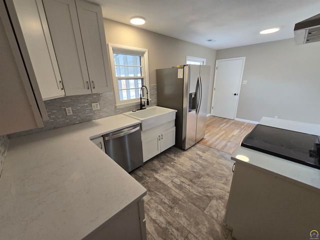 3100 SW 31st St, Topeka, KS 66614