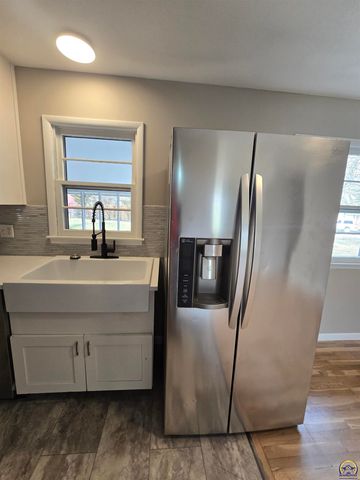 3100 SW 31st St, Topeka, KS 66614