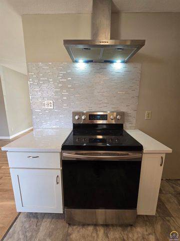 3100 SW 31st St, Topeka, KS 66614