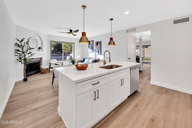 8876 W BLUEFIELD Avenue, Peoria, AZ 85382