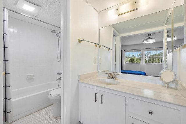 7847 Golf Circle Drive 211, Margate, FL 33063