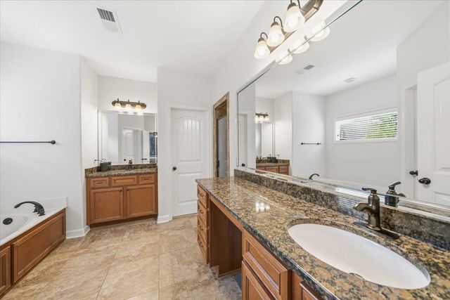 824 NINE OAKS LN, Collierville, TN 38017