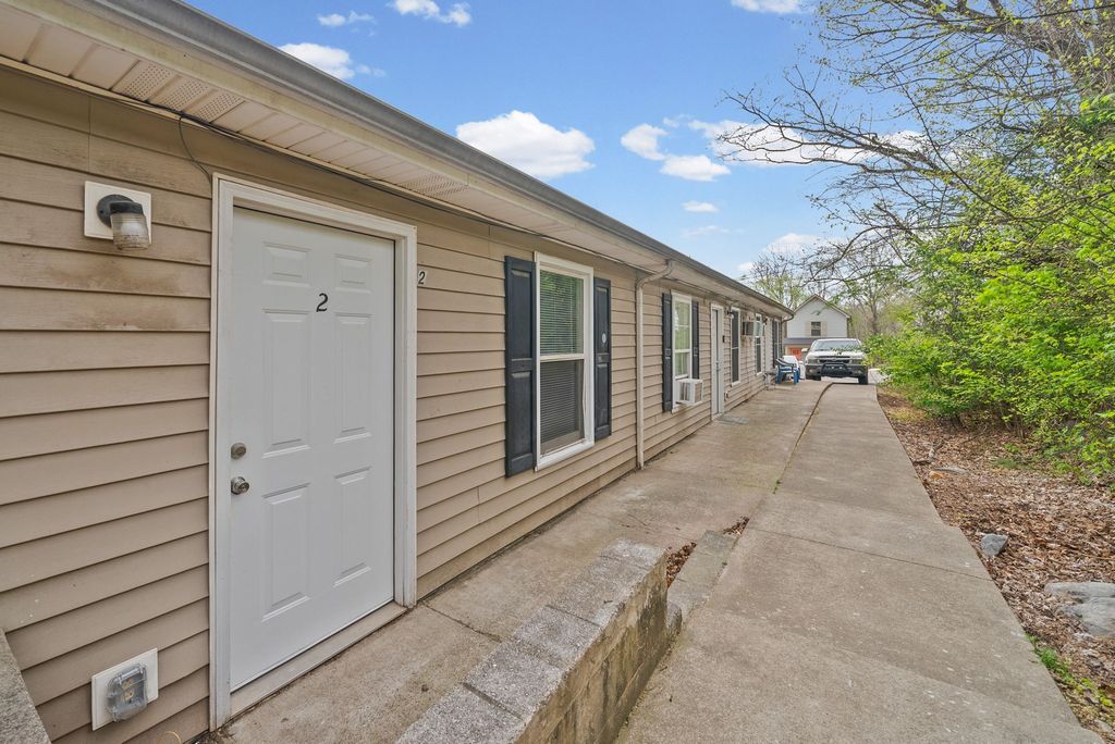 191 Oak St Apt 2, Clarksville, TN 37042