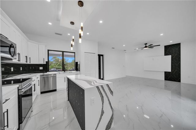 907 E 9th ST, Lehigh Acres, FL 33972