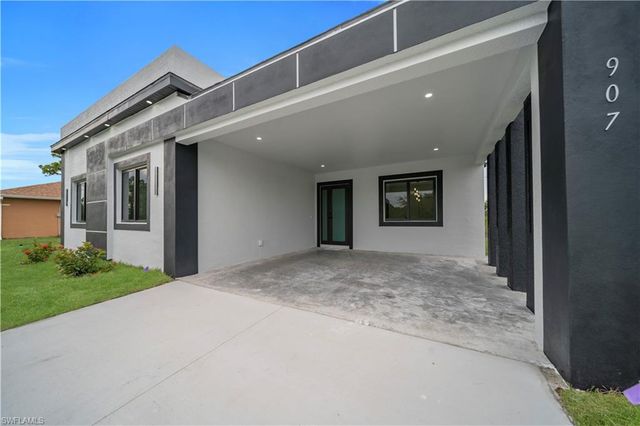 907 E 9th ST, Lehigh Acres, FL 33972