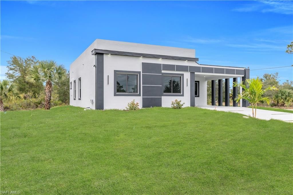 907 E 9th ST, Lehigh Acres, FL 33972