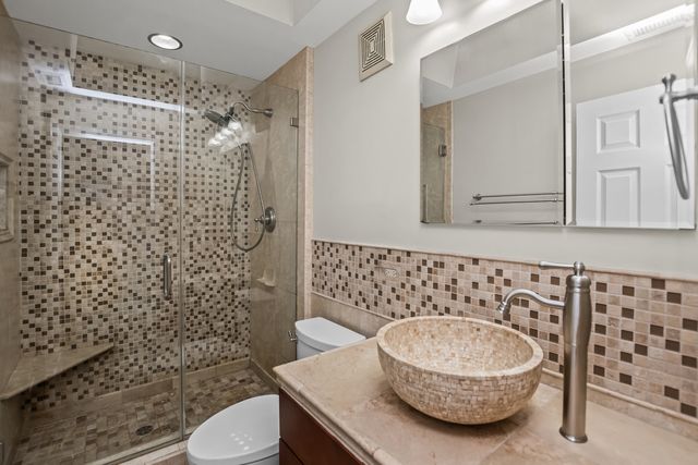 8426 W Catalpa Avenue 303, Chicago, IL 60656