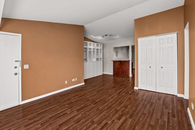 8426 W Catalpa Avenue 303, Chicago, IL 60656