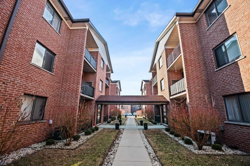 8426 W Catalpa Avenue 303, Chicago, IL 60656