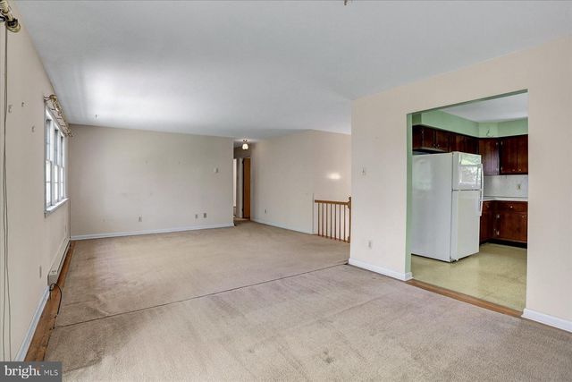 8 W WINDING HILL ROAD, Mechanicsburg, PA 17055