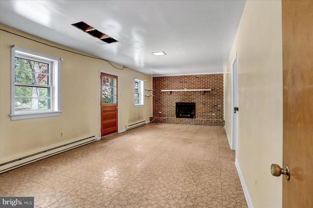 8 W WINDING HILL ROAD, Mechanicsburg, PA 17055