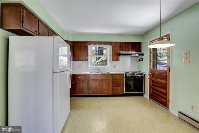 8 W WINDING HILL ROAD, Mechanicsburg, PA 17055