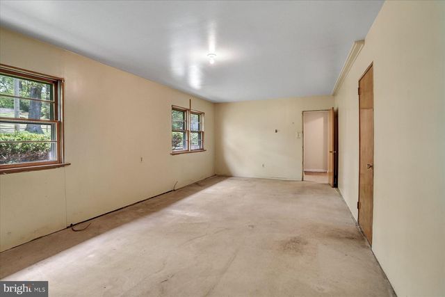 8 W WINDING HILL ROAD, Mechanicsburg, PA 17055