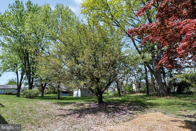 8 W WINDING HILL ROAD, Mechanicsburg, PA 17055