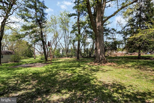 8 W WINDING HILL ROAD, Mechanicsburg, PA 17055