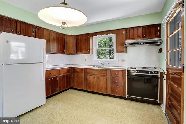 8 W WINDING HILL ROAD, Mechanicsburg, PA 17055