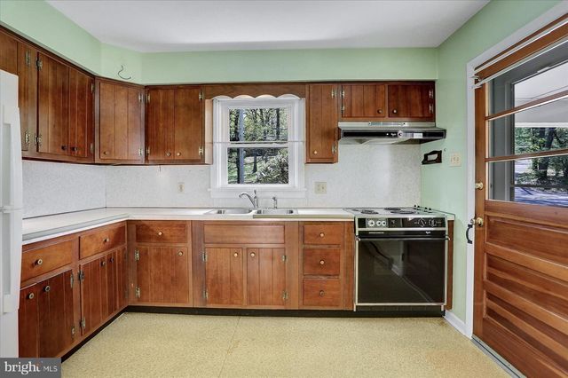 8 W WINDING HILL ROAD, Mechanicsburg, PA 17055