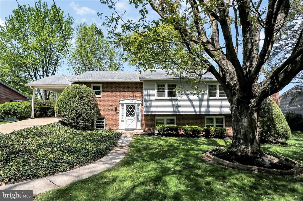 8 W WINDING HILL ROAD, Mechanicsburg, PA 17055